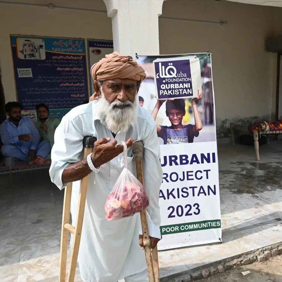An elder receiving Qurbani meat at Quba Foundation’s Qurbani Project Pakistan 2023
